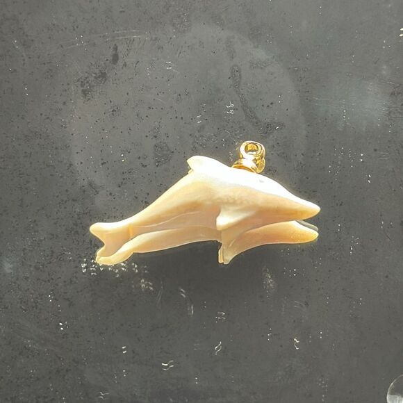 Vintage small carved bone dolphin pendant - Picture 2 of 5